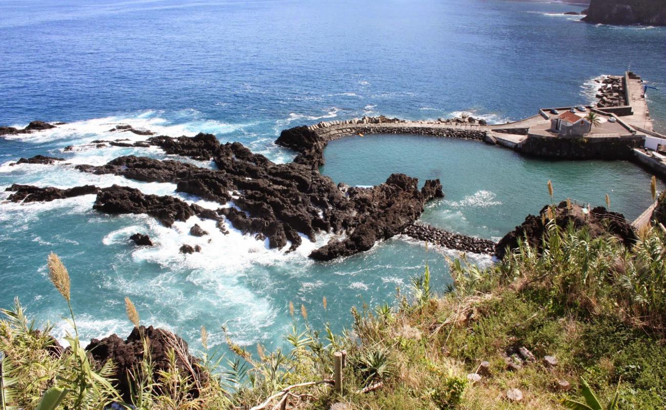 Foto de Natural public swimming pool con guijarro oscuro superficie