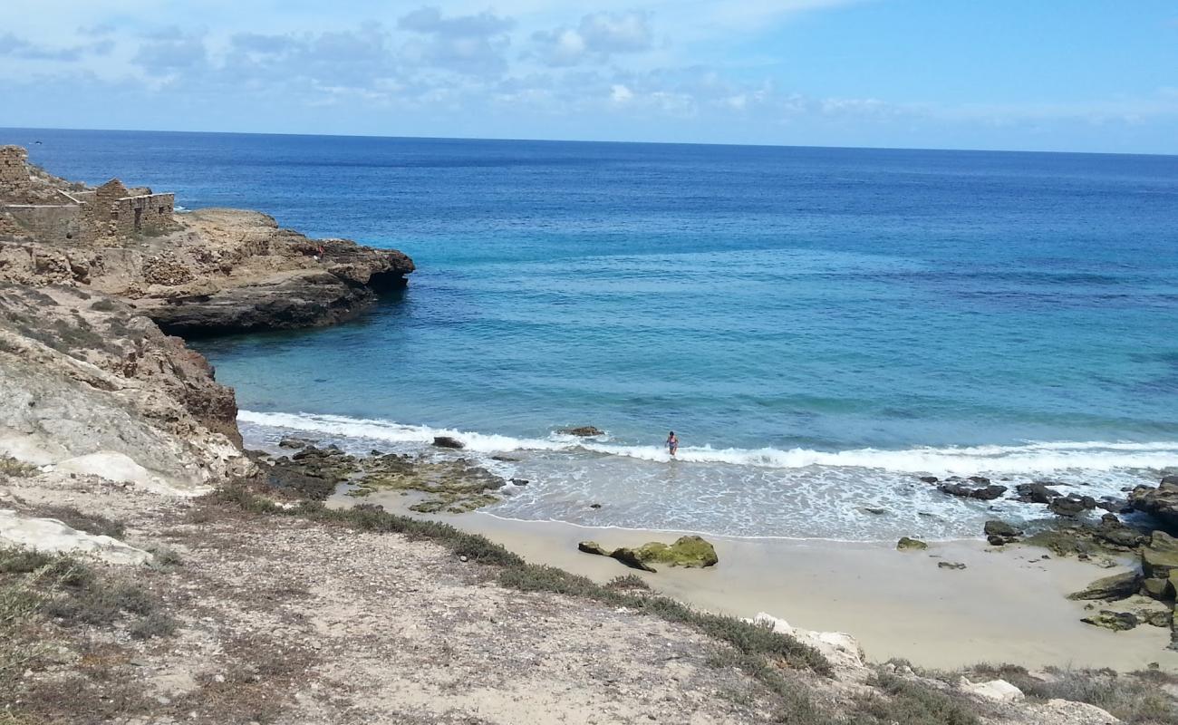 Foto de Porto De Frades Beach con arena gris superficie