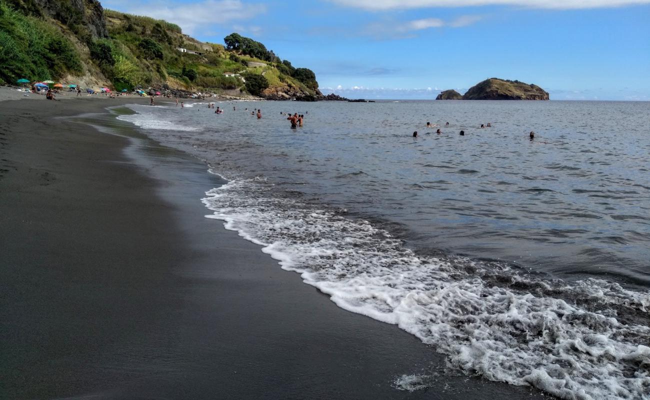 Foto de Praia Do Degredo con arena gris y piedras superficie