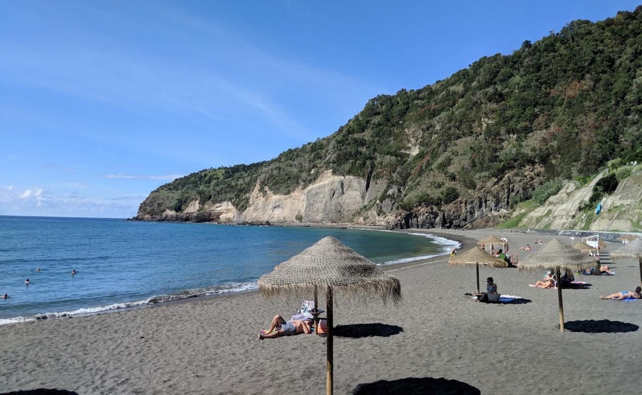 Foto de Praia do Fogo con arena gris superficie