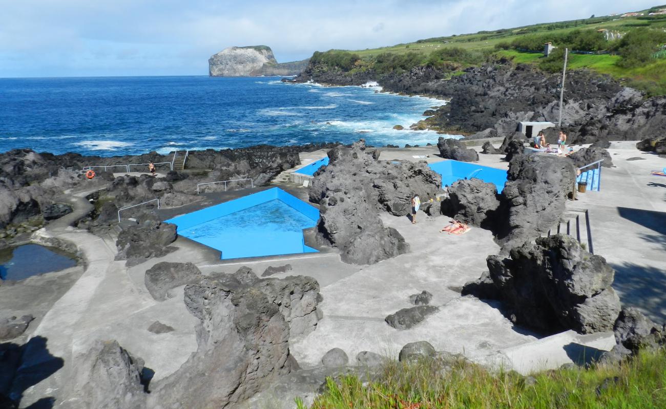 Foto de Piscinas naturais de Castelo Branco con hormigón superficie