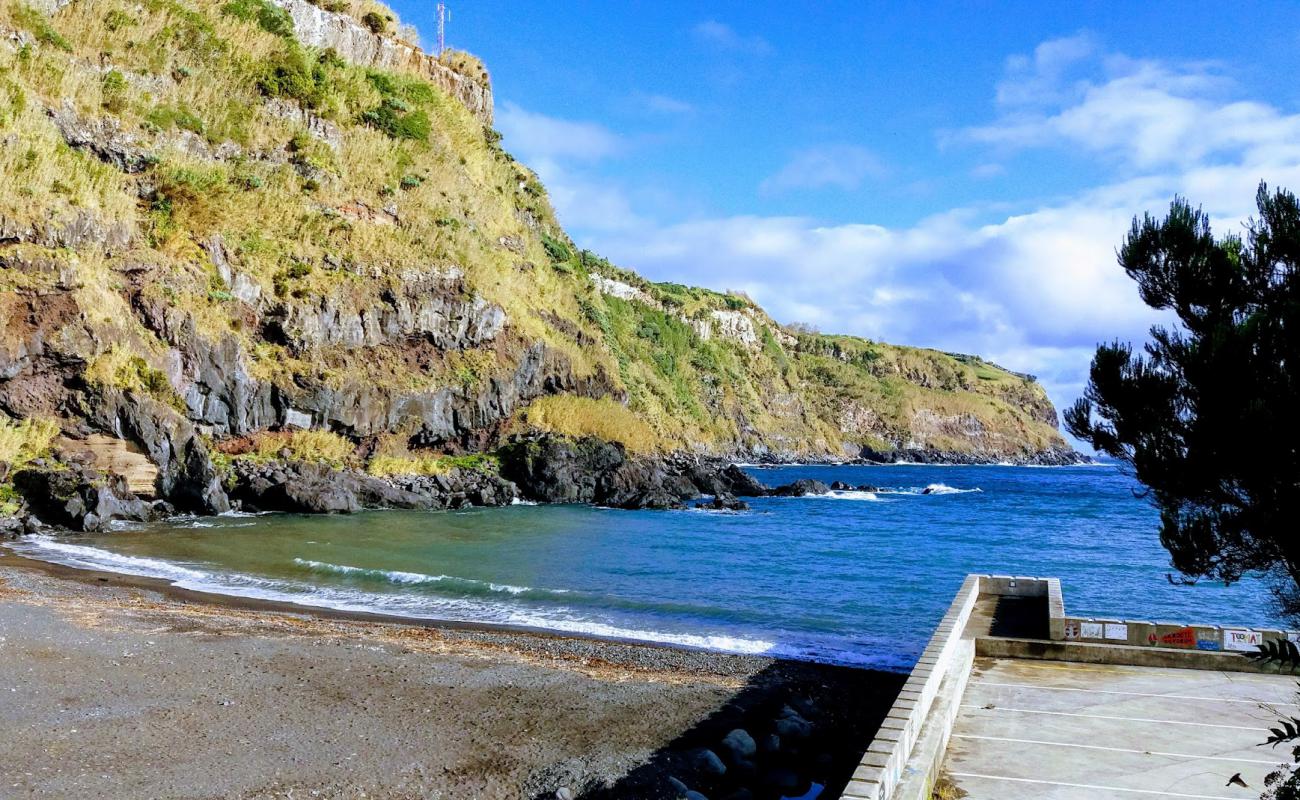 Foto de Praia da Calheta con arena gris y piedras superficie