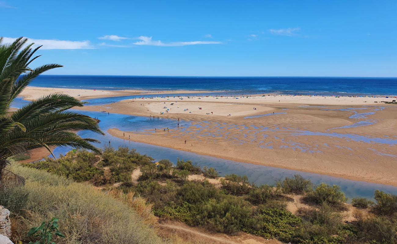 Foto de Praia de Cacela Velha con arena brillante superficie