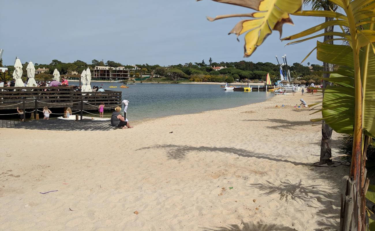 Foto de Almansil Praia con arena brillante superficie