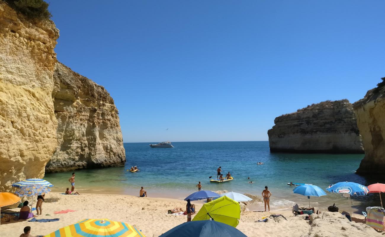 Foto de Praia do Barranquinho con arena brillante superficie