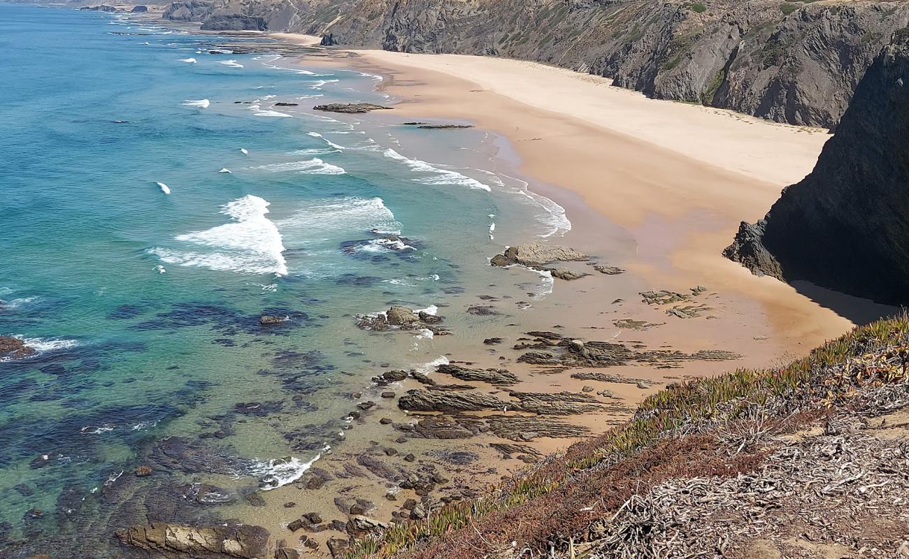 Foto de Praia do Medo da Fonte Santa con arena brillante superficie