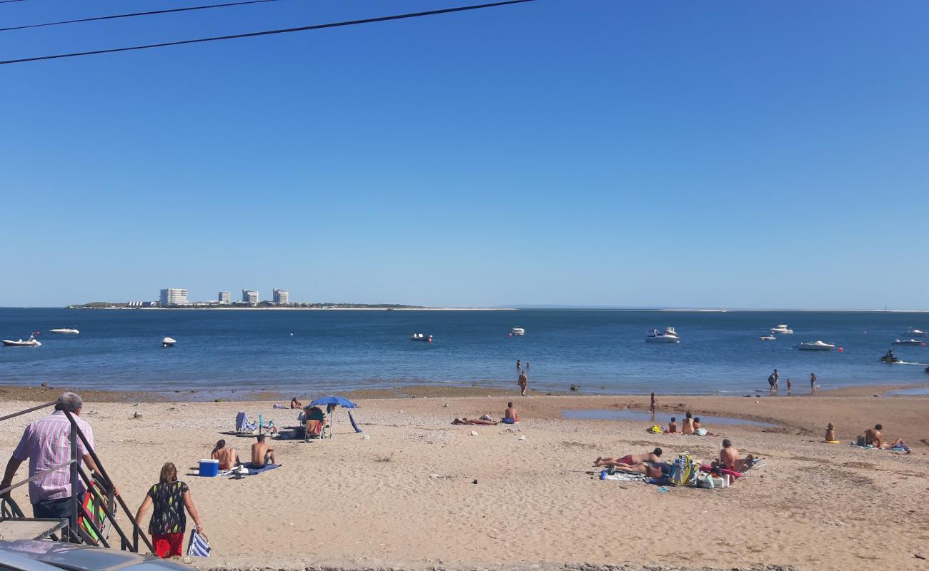 Foto de Praia da Rasca con arena brillante y rocas superficie