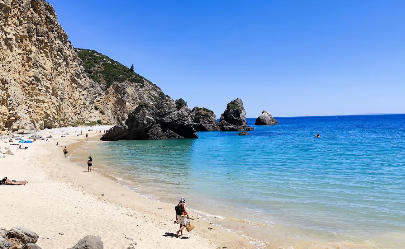 Foto de Praia do Ribeiro do Cavalo con arena brillante superficie