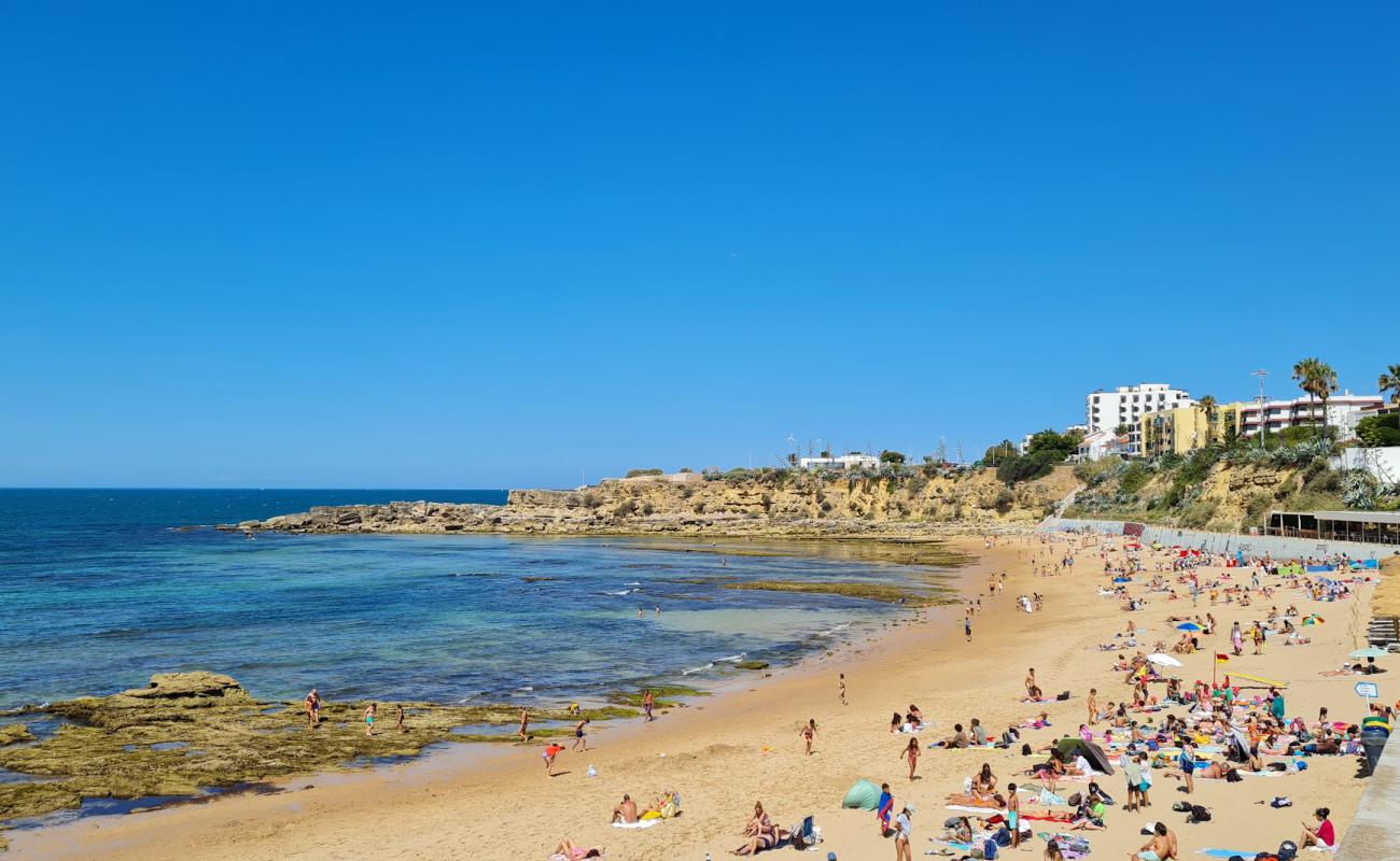 Foto de Praia de Sao Pedro do Estoril con arena brillante superficie