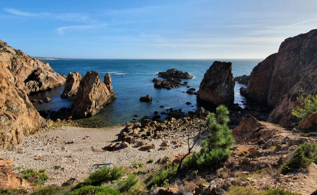 Foto de Praia do Porto do Touro ou Guincho Velho con guijarro gris superficie