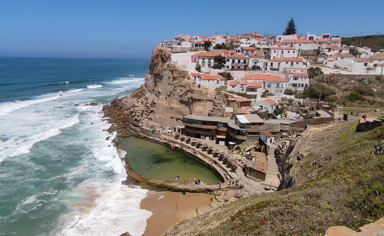 Foto de Praia das Azenhas do Mar con arena brillante superficie