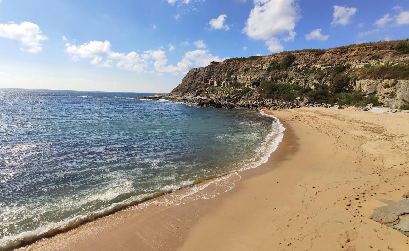 Foto de Praia de Vale Pombas con arena brillante superficie