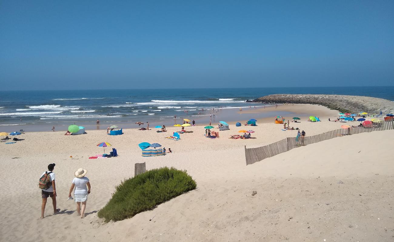 Foto de Praia do Poco da Cruz con arena brillante superficie