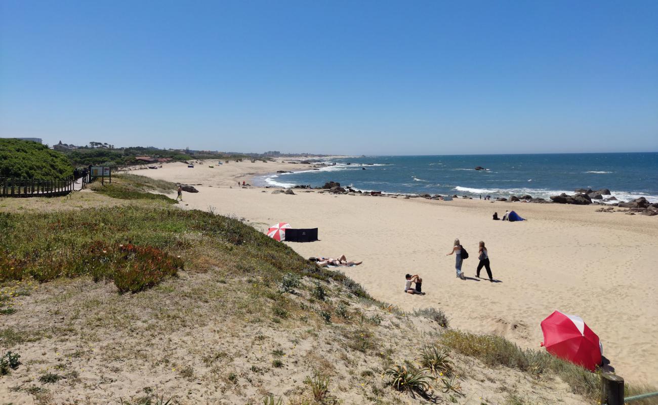 Foto de Praia da Madalena con arena brillante superficie