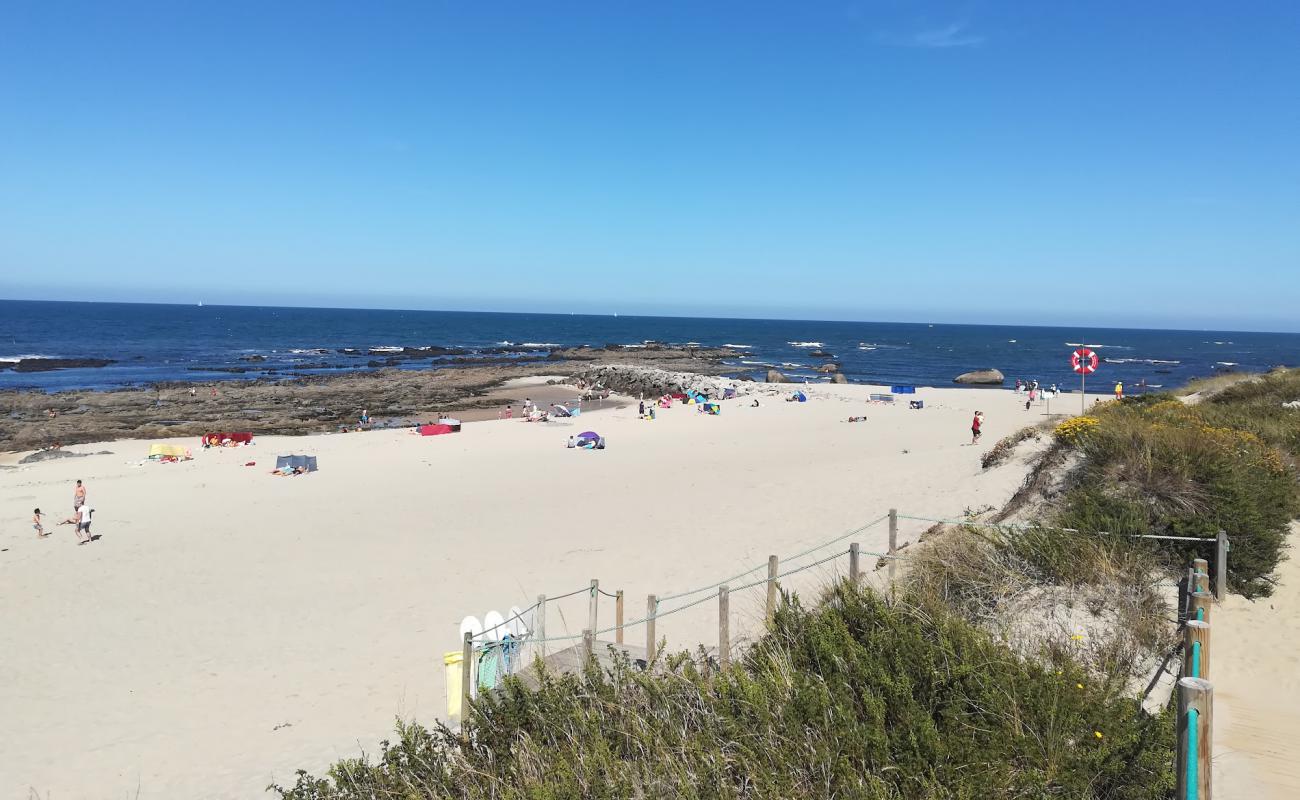 Foto de Praia de Carreco con arena brillante superficie