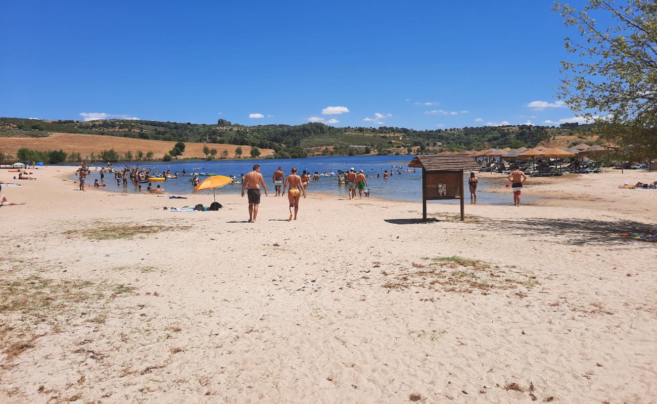 Foto de Praia Fluvial da Ribeira con arena brillante superficie