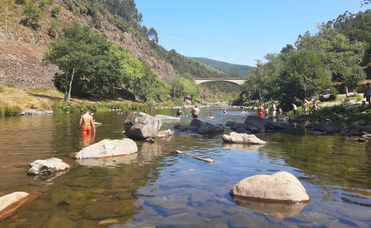 Foto de Praia Fluvial de Espiunca con arena brillante superficie