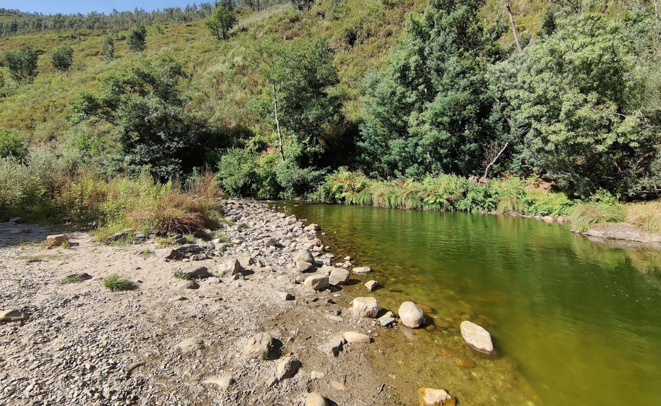 Foto de Praia Fluvial da Paradinha con piedra superficie