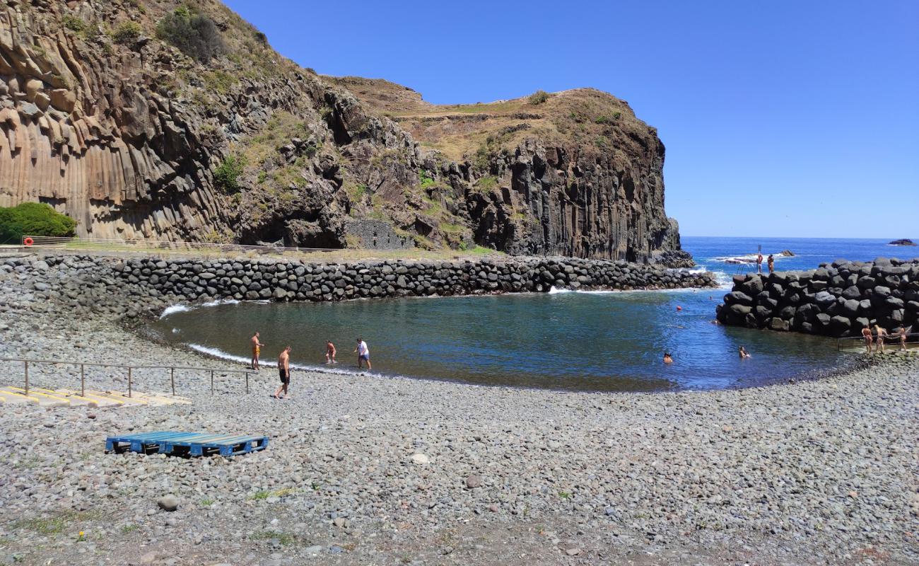 Foto de Complexo Balnear da Foz da Ribeira do Faial con guijarro gris superficie