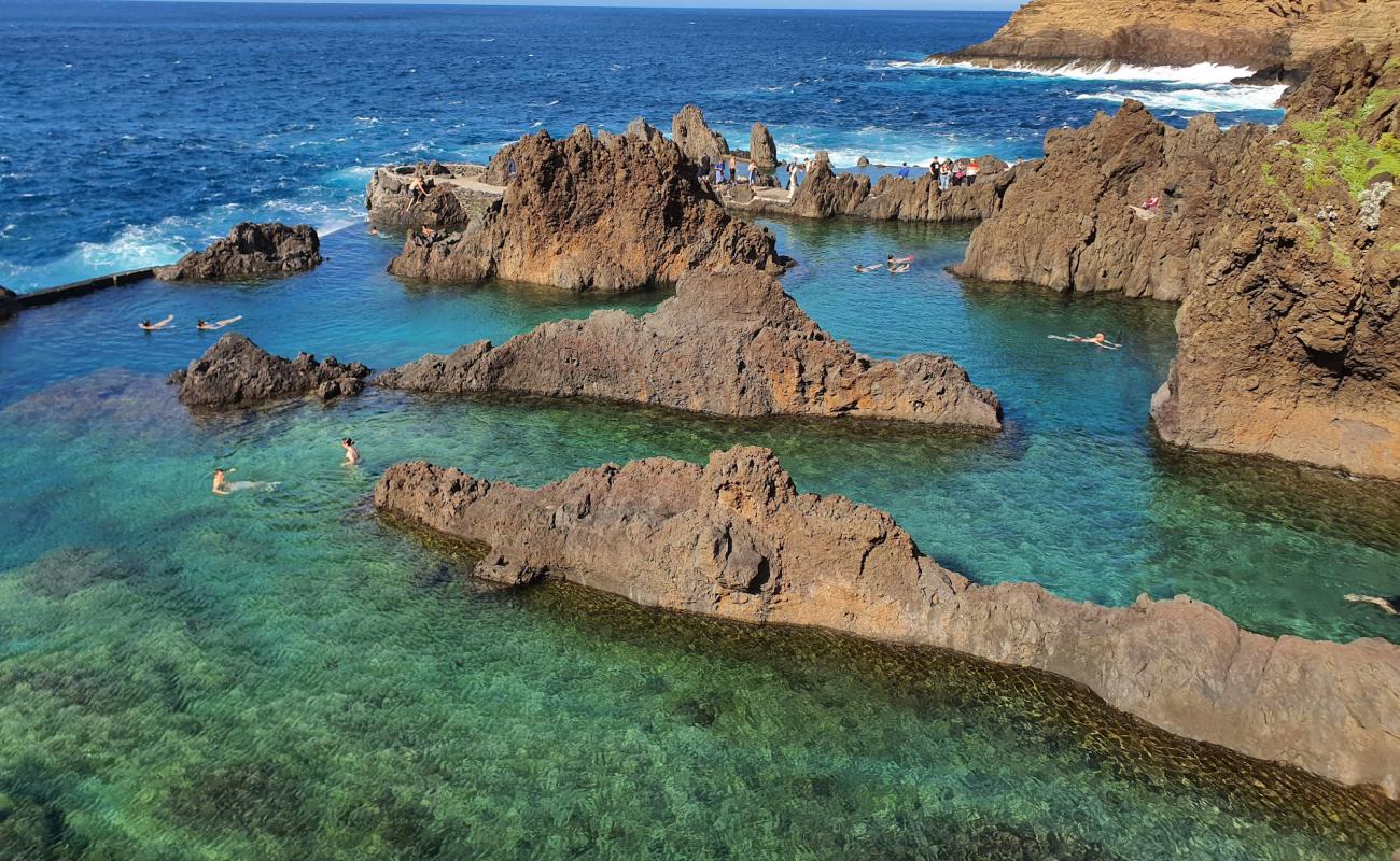 Foto de Piscinas Naturais Velhas con hormigón superficie