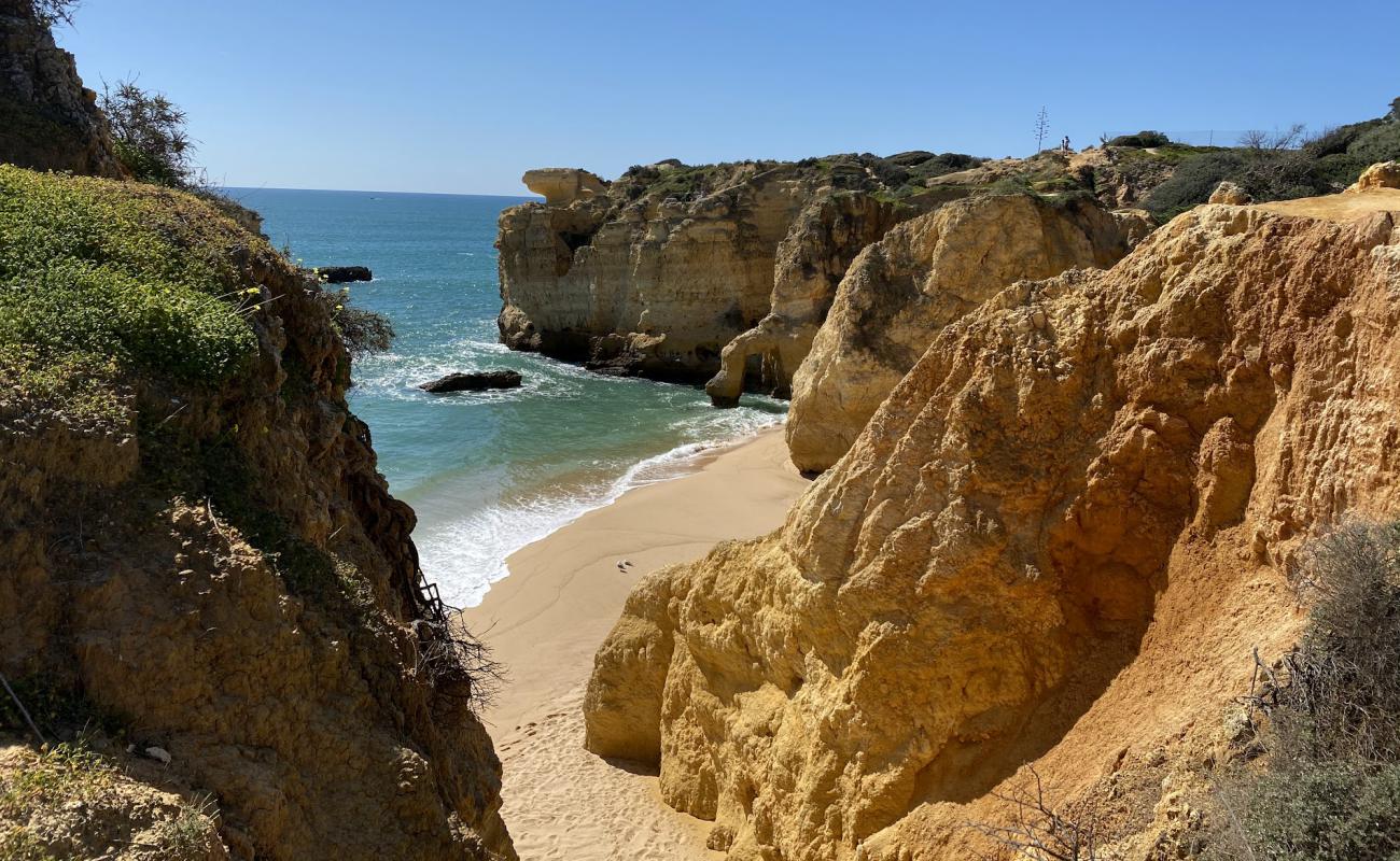 Foto de Praia dos Piratas con arena brillante superficie