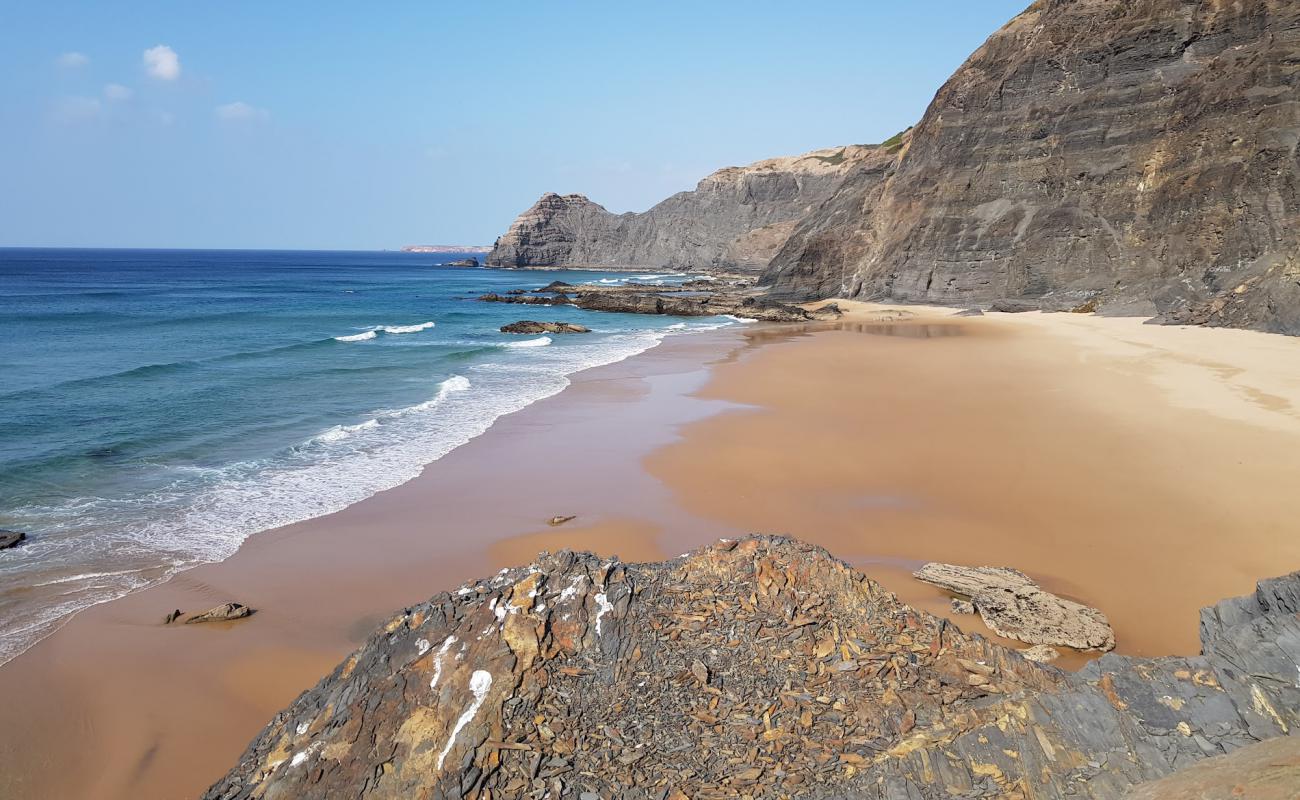 Foto de Praia do Mirouco con arena brillante superficie