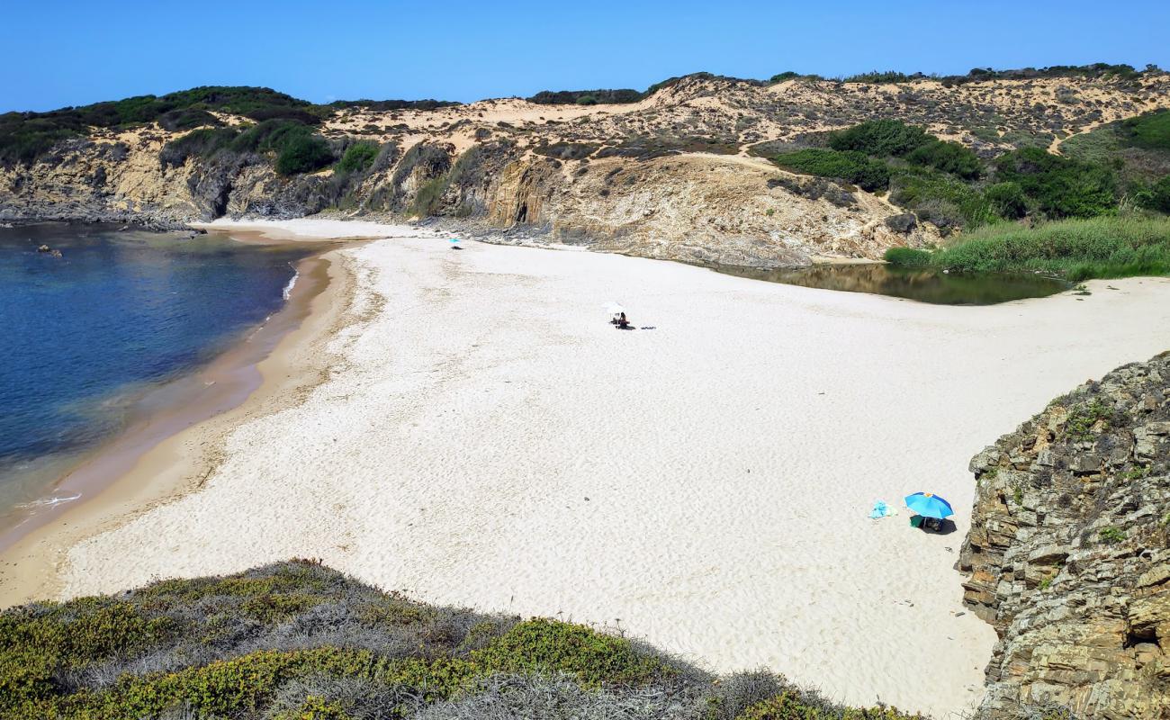 Foto de Praia da Foz dos Ouricos con arena brillante superficie