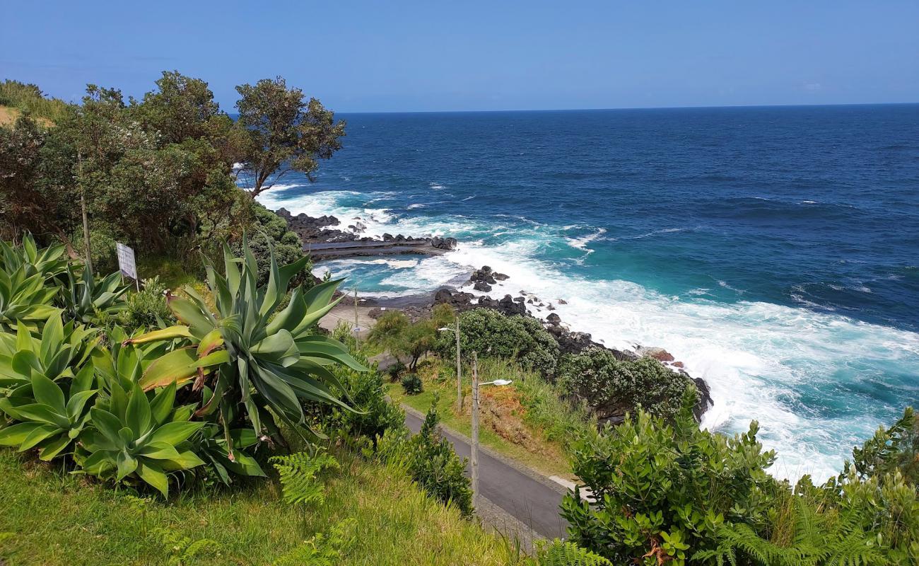 Foto de Piscinas Naturais de Santo Antonio con piedra superficie