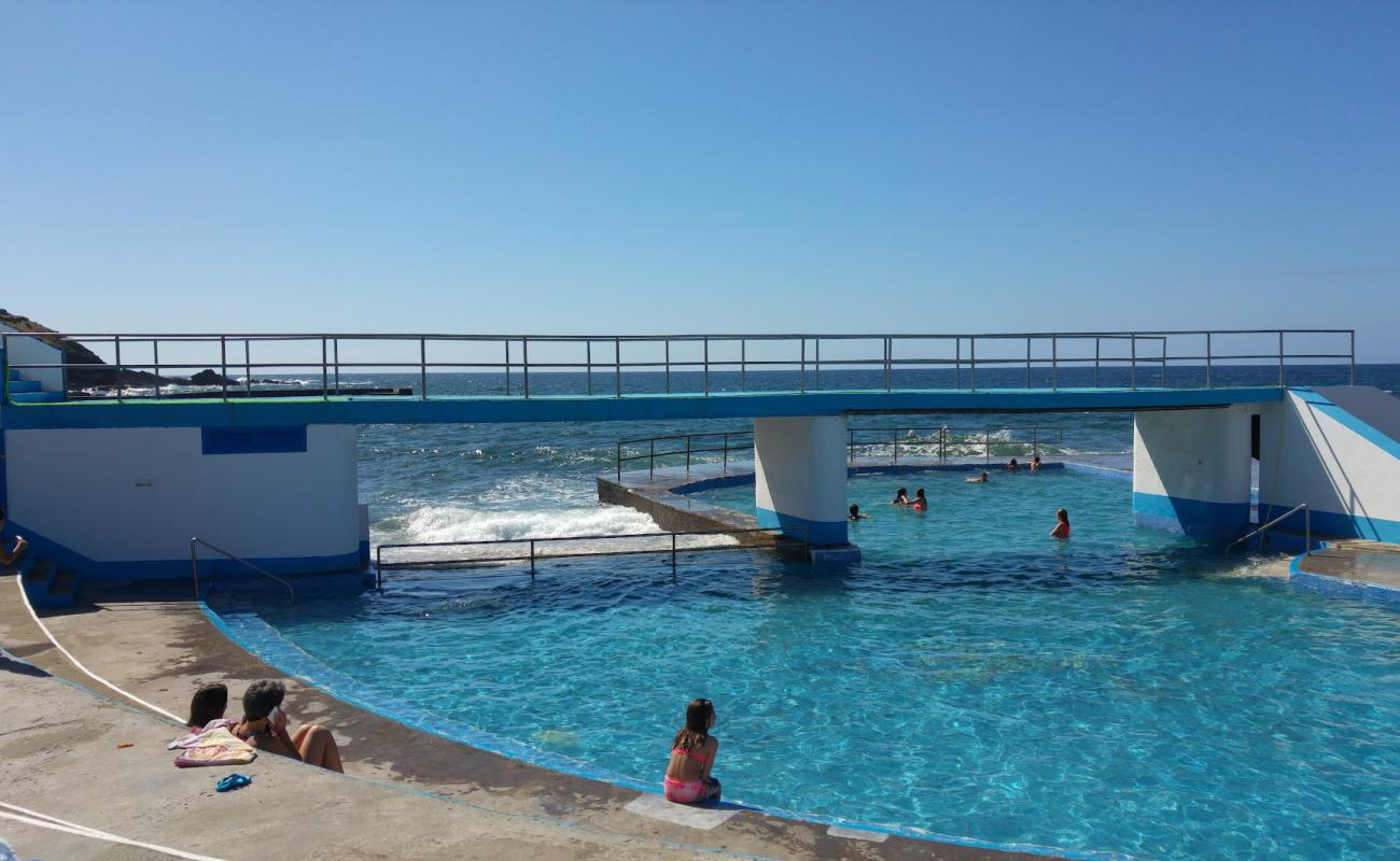 Foto de Zona Balnear dos Anjos Beach con hormigón superficie