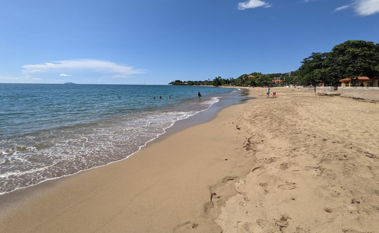 Foto de Playa Doña Lala Beach con brillante arena fina superficie