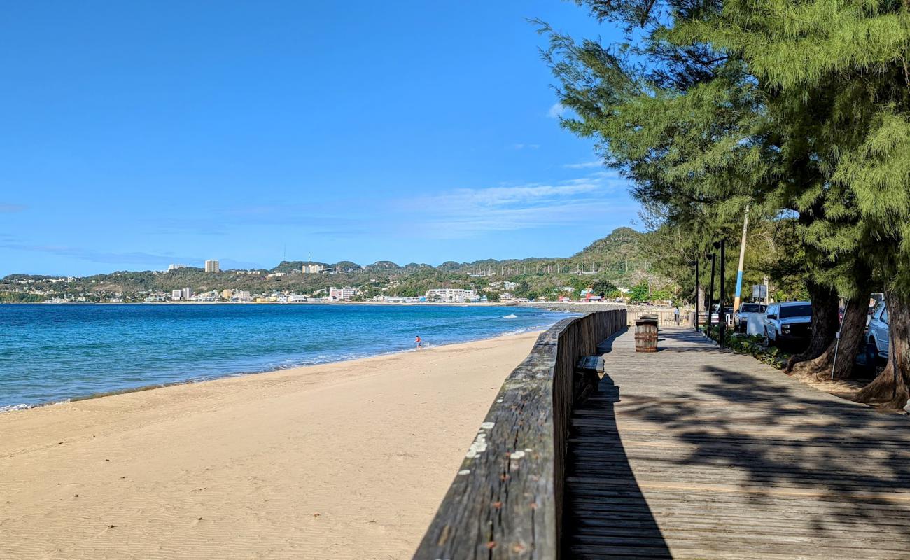 Foto de Colón beach con arena brillante superficie