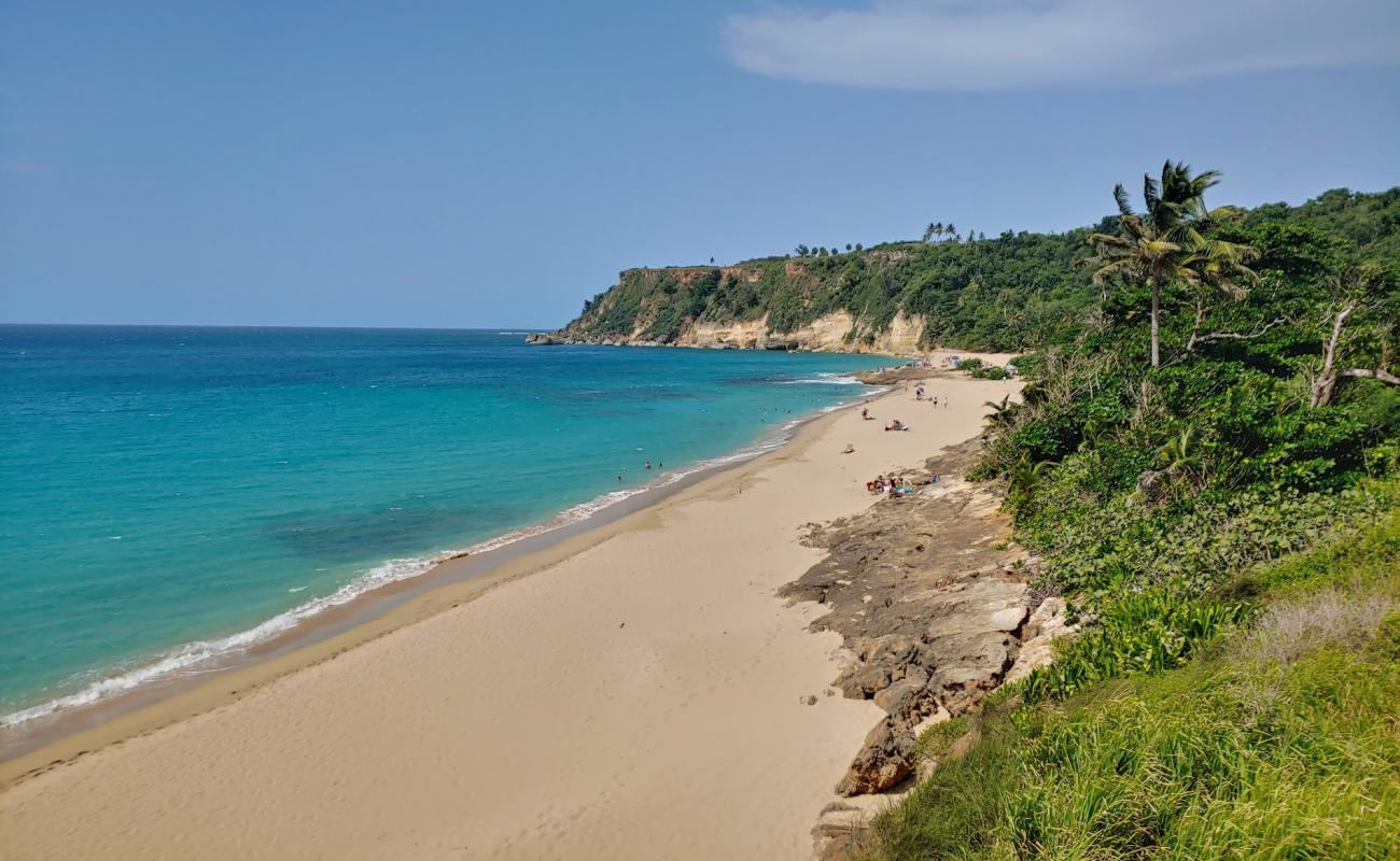 Foto de Punta Borinquen beach con arena brillante superficie