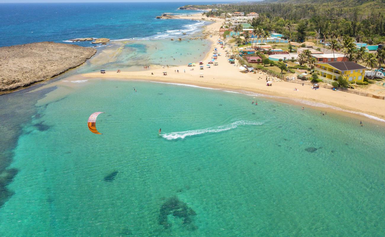 Foto de Playa Montones con arena brillante superficie