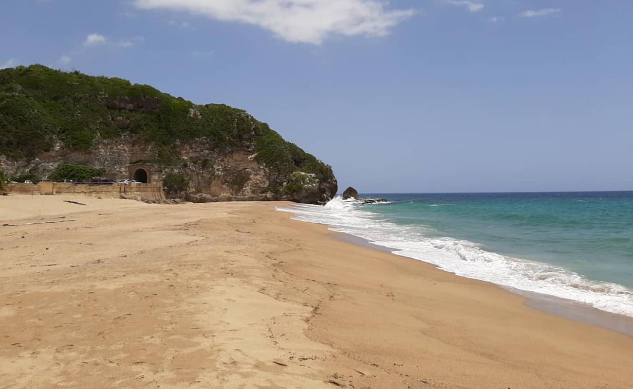Foto de Playa Guajataca con arena brillante superficie