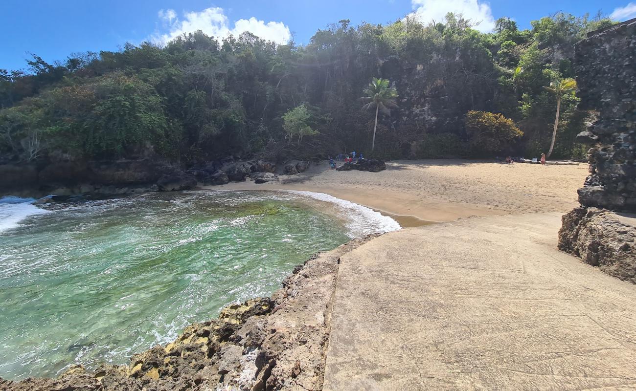 Foto de Playa Puerto Hermina con arena brillante superficie