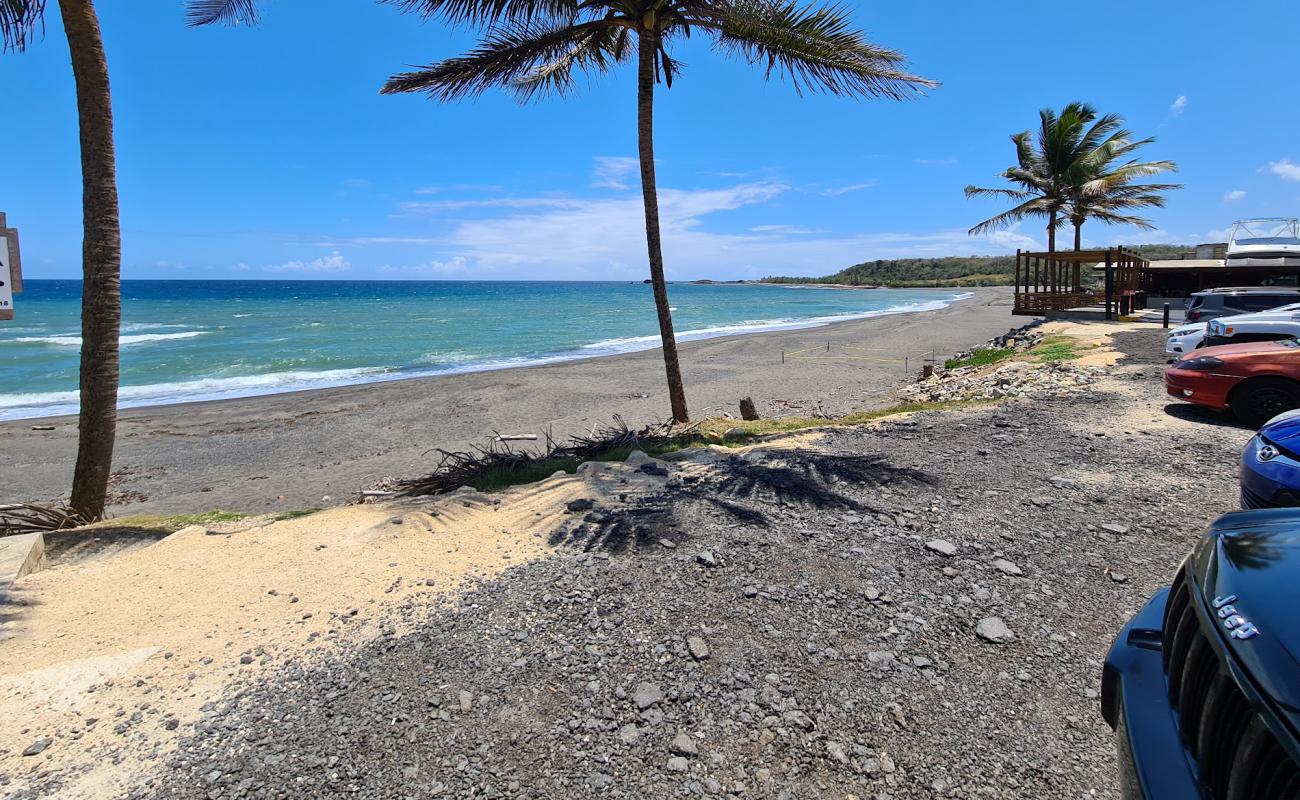 Foto de Playa La Esperanza con arena gris superficie