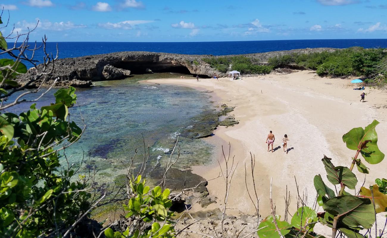 Foto de Las Golondrinas beach con arena brillante superficie