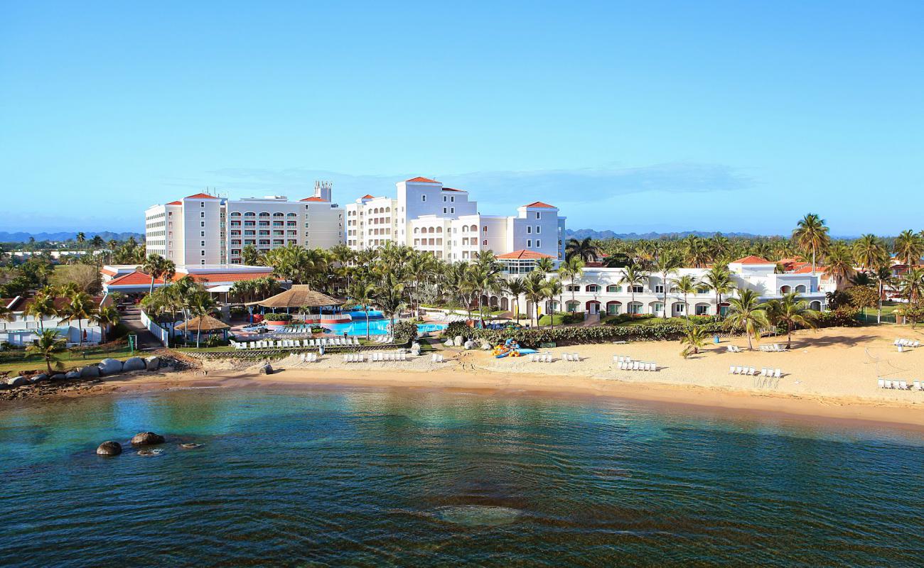 Foto de Playa Dorado del Mar West con arena brillante superficie