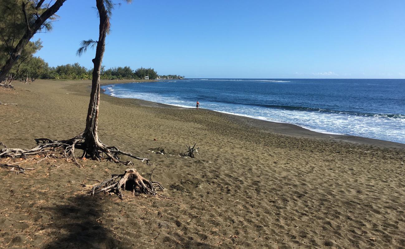 Foto de Etang Sale Beach con arena gris superficie