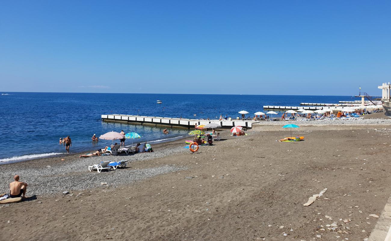 Foto de Green Grove hotel beach con guijarro gris superficie