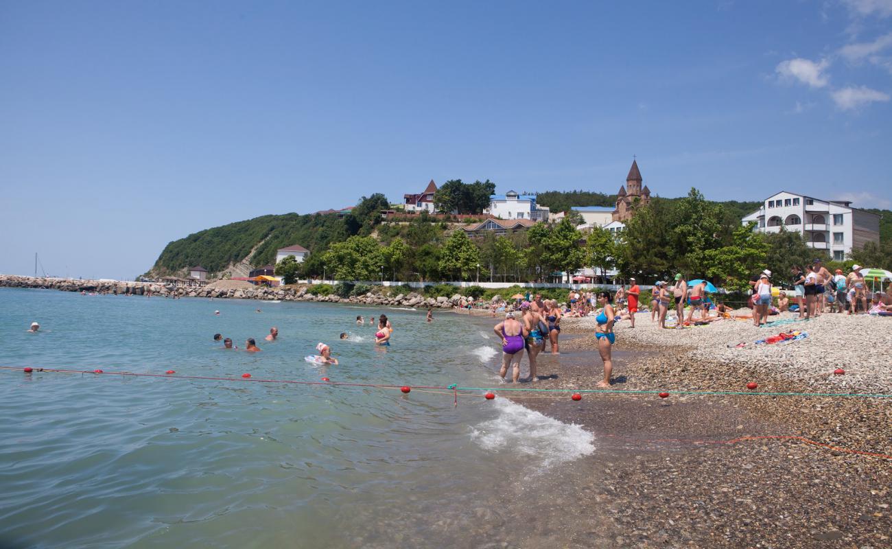 Foto de Novomikhailovskii beach con guijarro gris superficie