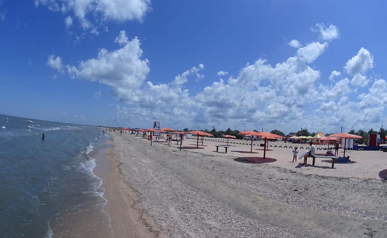 Foto de Oazis Beach con arena de concha brillante superficie