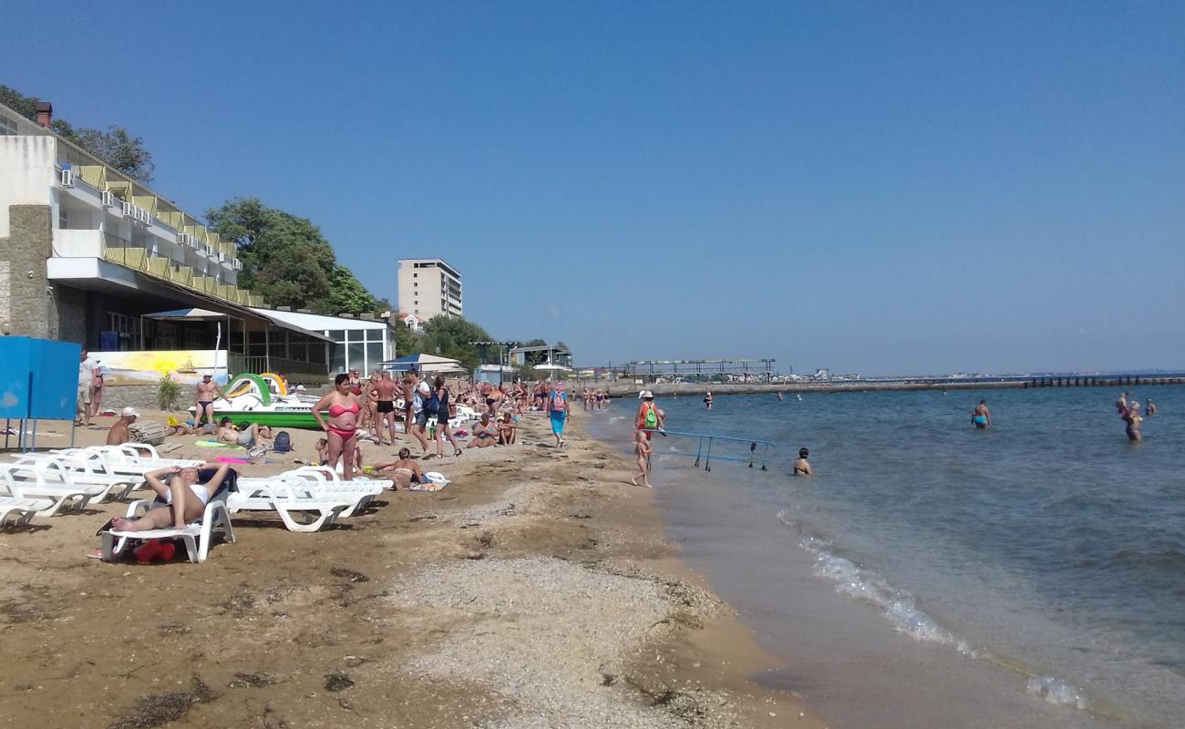 Foto de Feodisia beach con arena oscura superficie