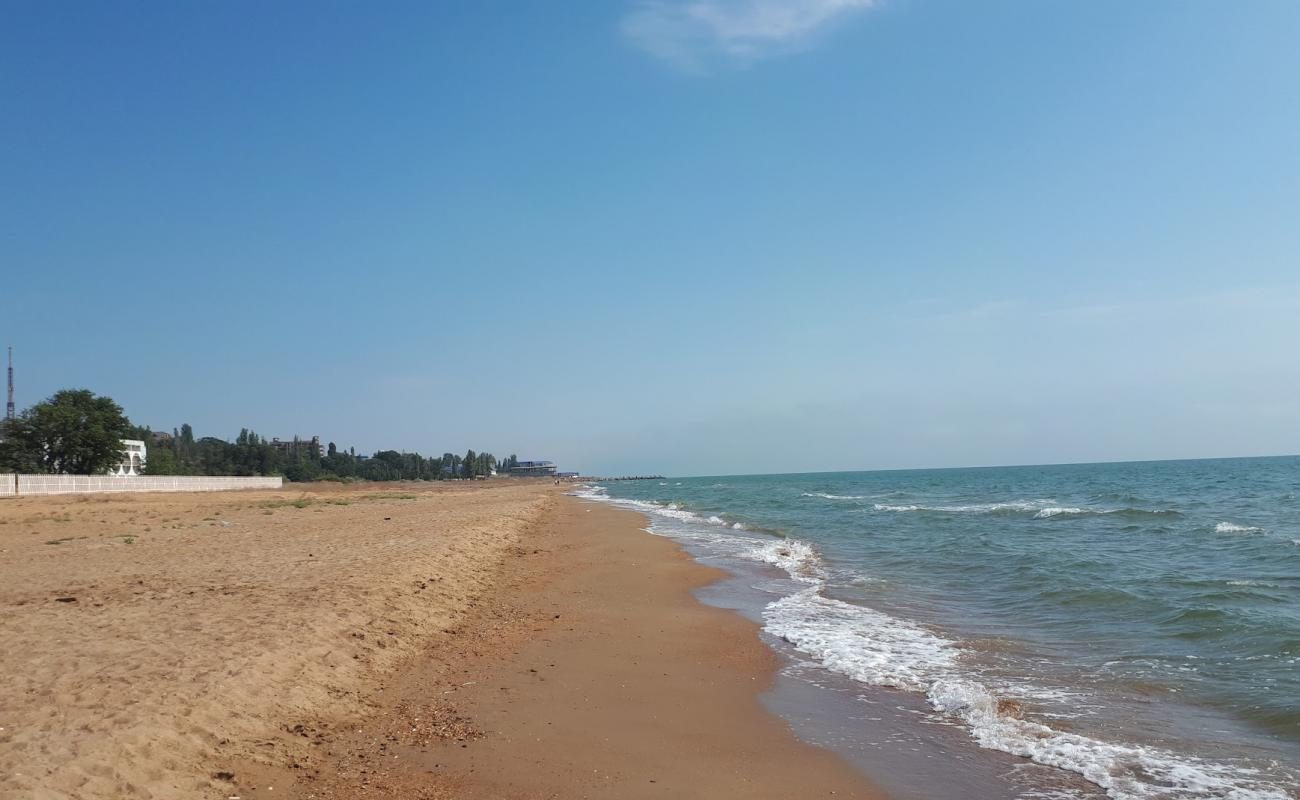 Foto de Nadejda Beach con arena de concha brillante superficie