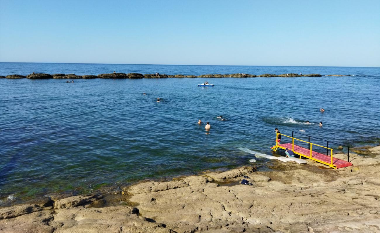 Foto de Izberbash Beach con arena brillante superficie