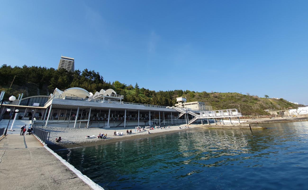 Foto de Yalta beach con guijarro fino gris superficie