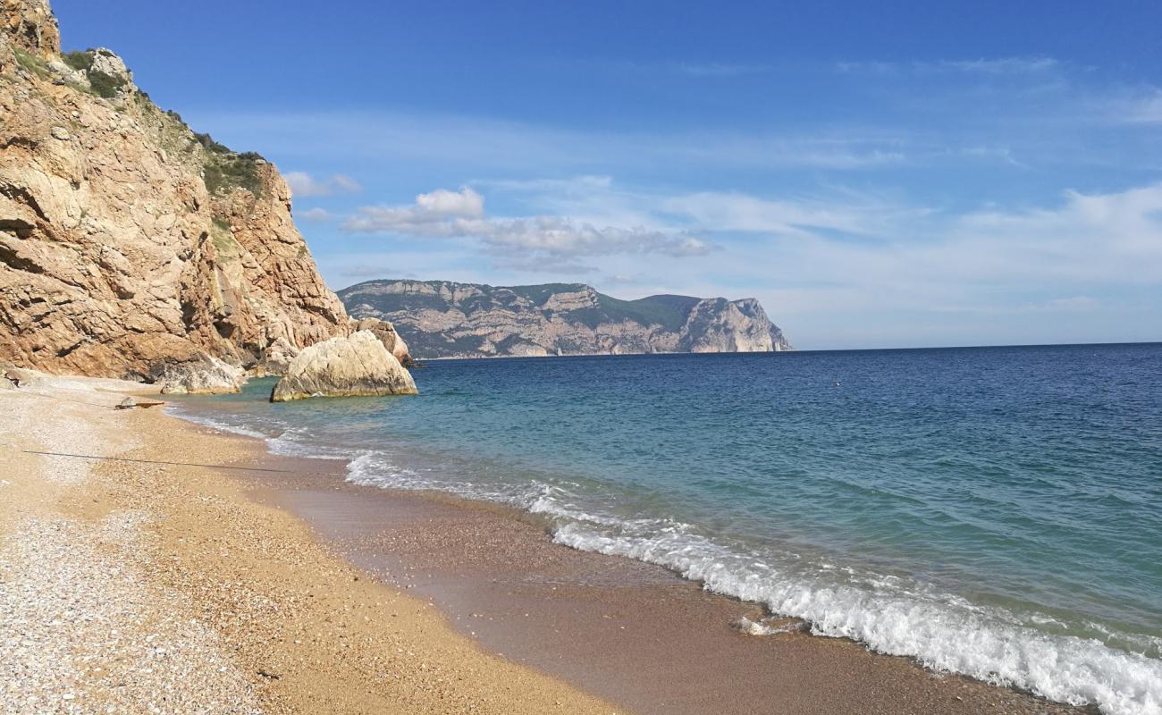 Foto de Playa Vasili con guijarro fino claro superficie