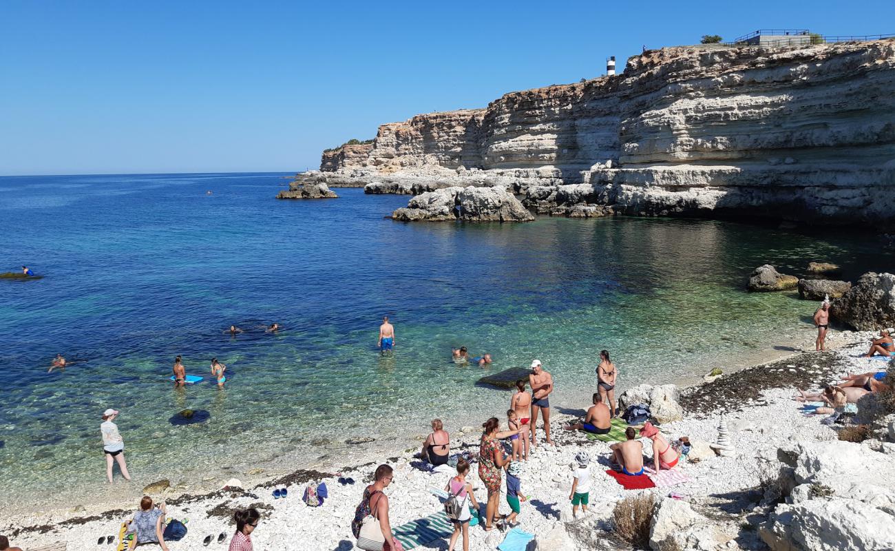 Foto de Blue Bay beach con guijarro blanco superficie