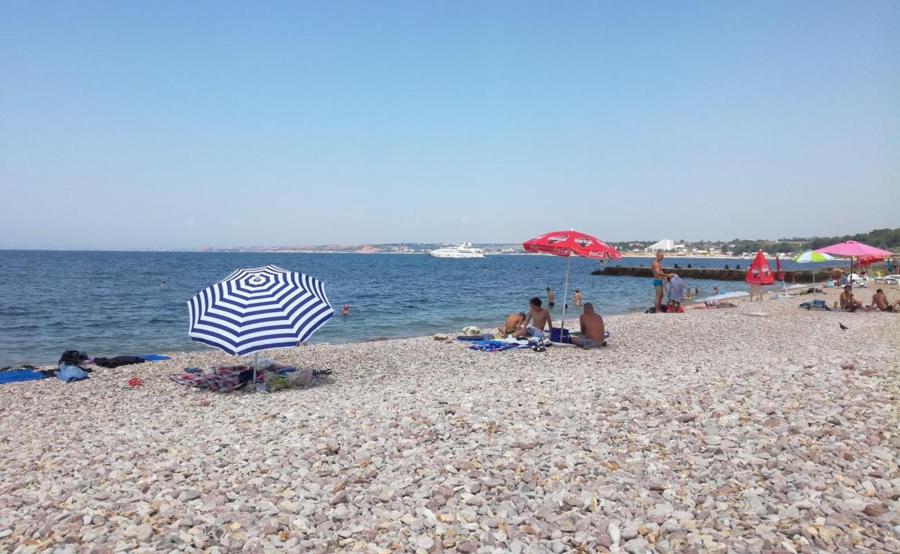 Foto de Tolstyak beach con guijarro ligero superficie