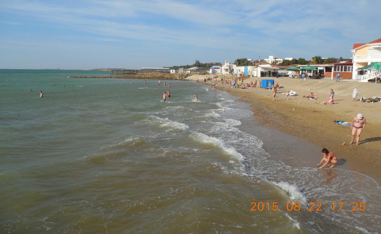 Foto de Sandy beach con arena brillante superficie